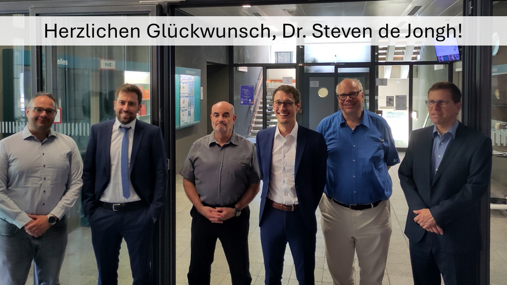 Werbeplakat in Blau mit Netzwerbungskonzept “Stipendium + Mentoring + Praxis + Exkursionen”, Netze BW Logo, QR-Code und geometrischen Formen.